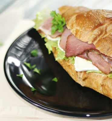 crowd-cow-preparing-delicious-wagyu-katsu-sando-at-home